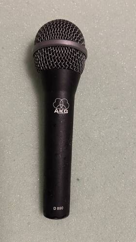 D890 Akg
