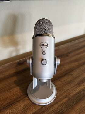 101213 Blue Logitech Yeti Microphone With Usb - Silver