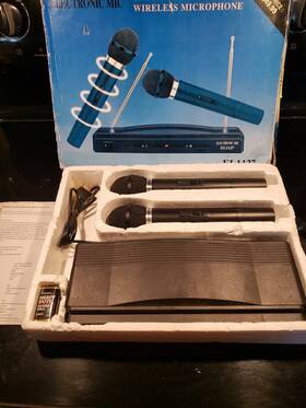 El-1127 China Wireless 2 Microphones And Receiver Preowned