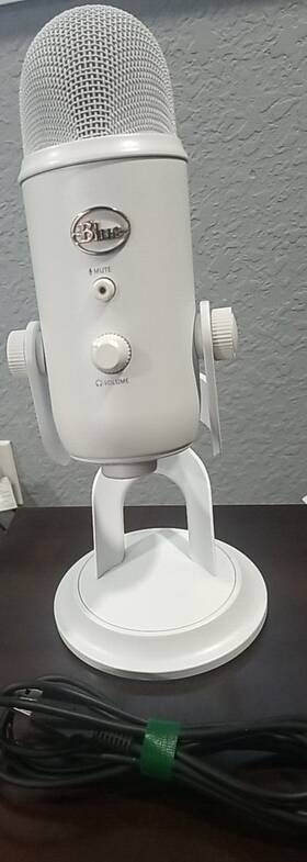 888-000368 Logitech - Blue Yeti Usb Microphone White