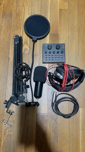 Lap-950 Loudstar Acoustics Professional Podcast Microphone Kit V8 Sound Card Bundle With Stand 7 Voice Mo