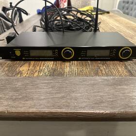 Uk-2000 Pro Reck Proreck Uhf 2-xlr Output Wireless Microphone System