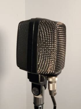 33-989 Realistic Vintage Dynamic Microphone