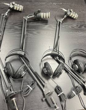 0063251 Rode Lot 3 Podcast Mics With Stands Akg Headphones