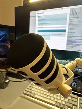 Ds02 Rode 698813010936 Podmic Usb Dynamic Broadcast Mic- White. 2 Mos Old Wrrnty With Stand