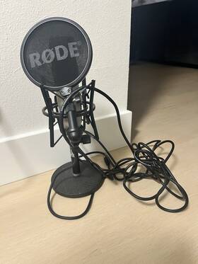 Nt1sigblkbun2 Rode Nt1 Signature Series Condenser Microphone With Desk Stand - Black