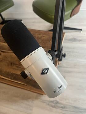 Sd1micbun1 Universal Audio Sd-1 Dynamic Microphone Bundle With Broadcast Boom Arm
