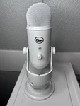 Blue Microphones Yeti Usb - Whiteout. Fixed Price $60.00.